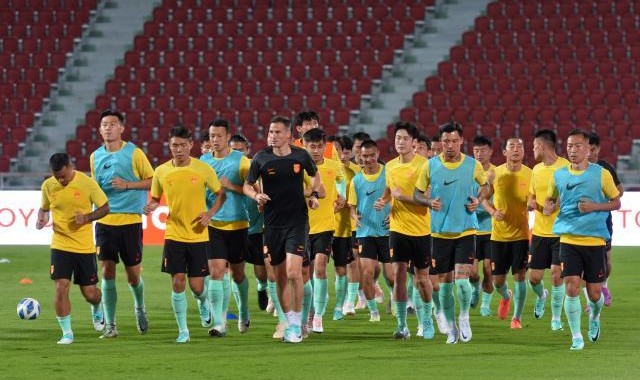 世俱杯2025-分析复盘热身出现的问题 国足全面转入技战术演练